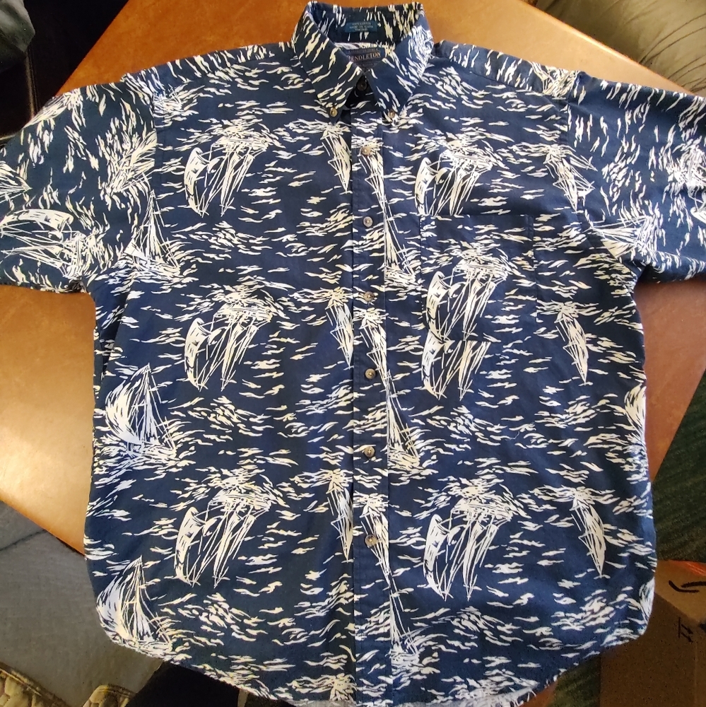 Pendleton Hawaiian button front shirt. Size L.